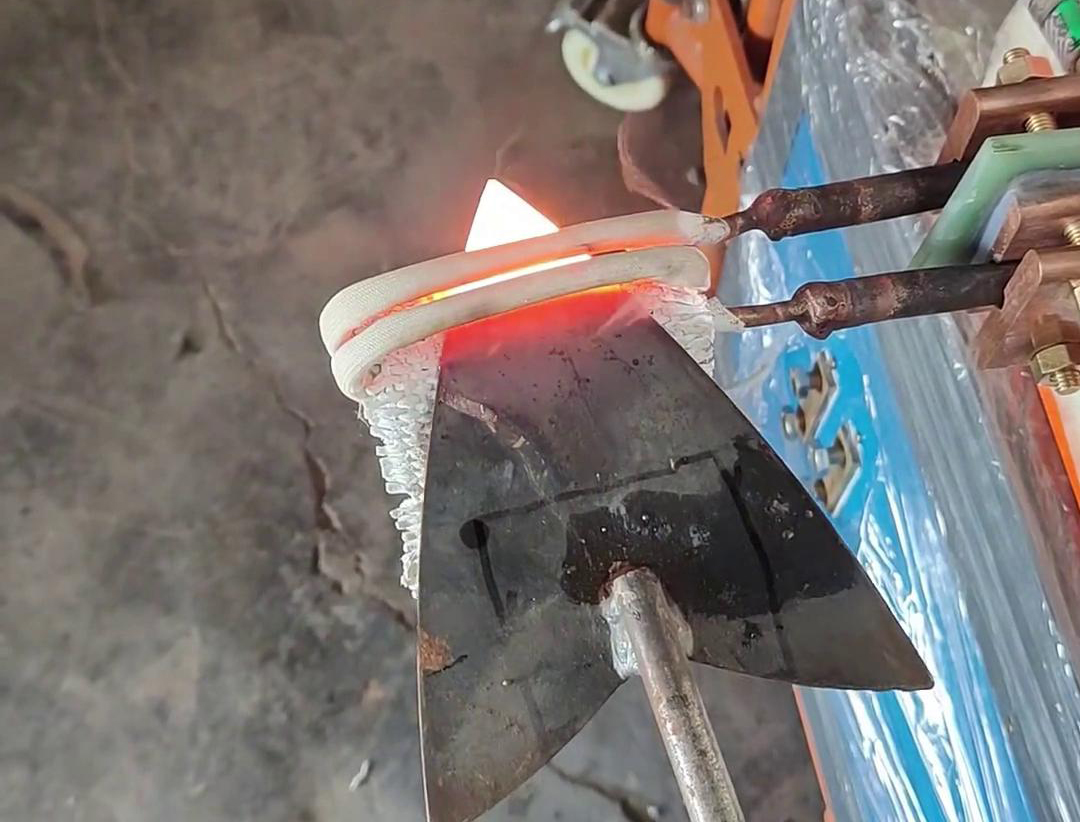 對于3mm厚的鋼鐵板加熱，選擇超高頻加熱機(jī)還是高頻加熱機(jī)，