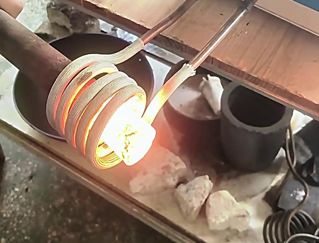 高頻機(jī)棒料加熱適用于需要快速加熱至特定溫度的應(yīng)用場(chǎng)景，如熱處理、熱鍛、焊接等工藝。