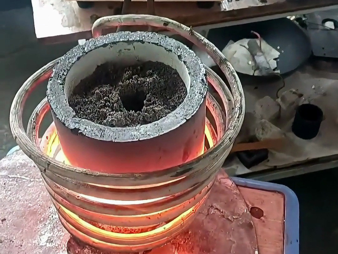 海拓高頻熔煉爐礦石熔煉實(shí)測(cè)：金屬含量達(dá)標(biāo)即可提煉，原礦篩選后輕松分離！