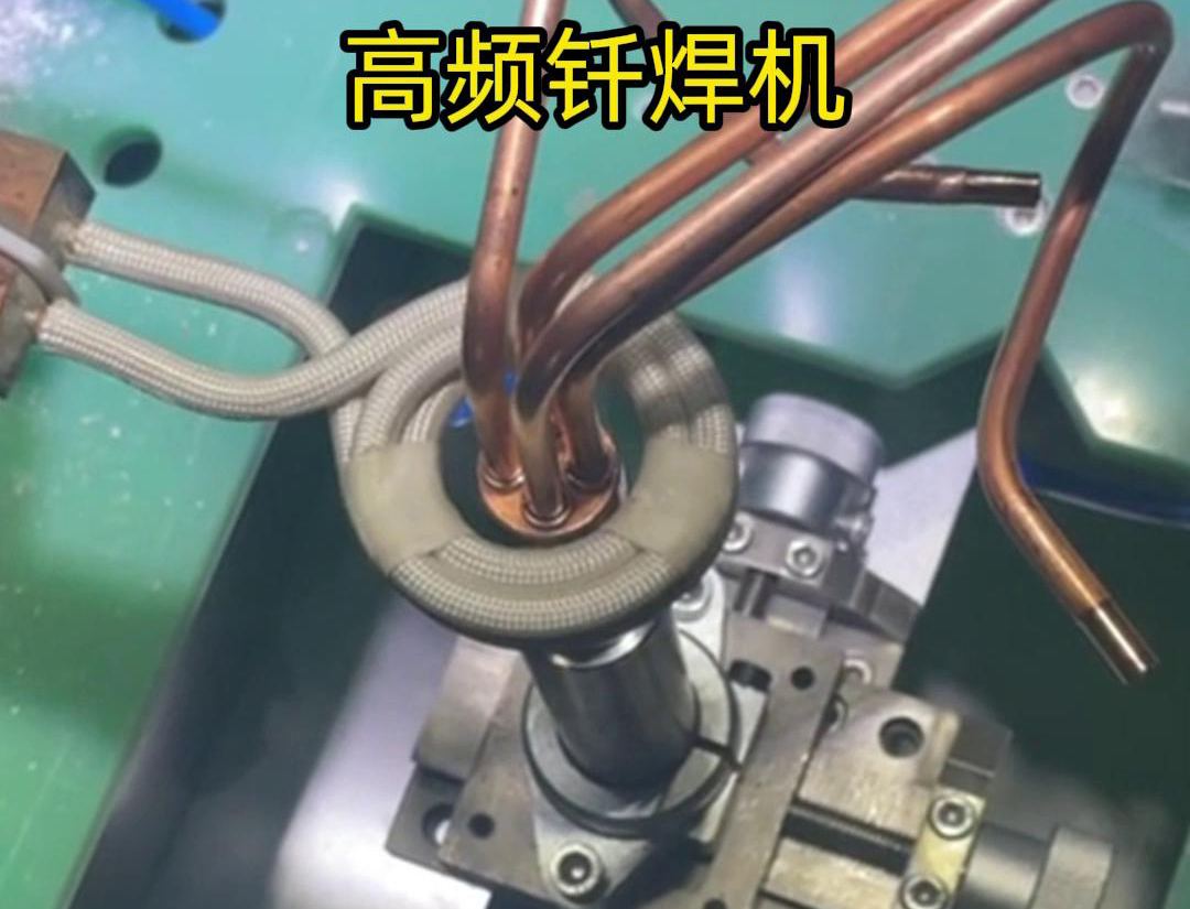 在雙工位自動感應釬焊設備中，每個工位都配備了獨立的感應加熱系統(tǒng)和釬焊工具，確保兩個工位可以同時進行焊接作業(yè)