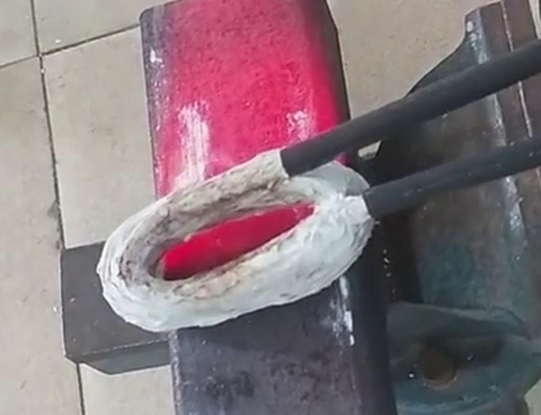 手持式高頻加熱機(jī)在方管加工中，它可以用來實(shí)現(xiàn)焊接預(yù)熱、局部退火、彎曲軟化等工藝需求