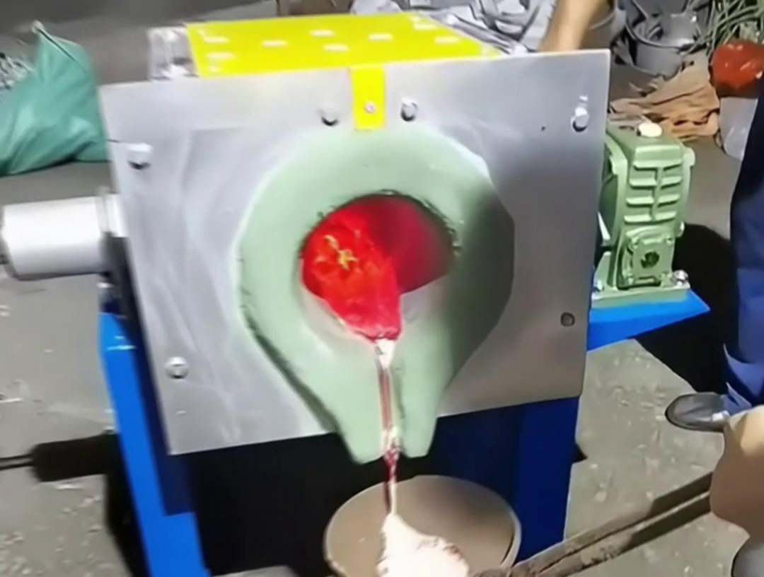 中頻熔鋁爐具有多種優(yōu)點(diǎn)，如體積小、重量輕、效率高、耗電少