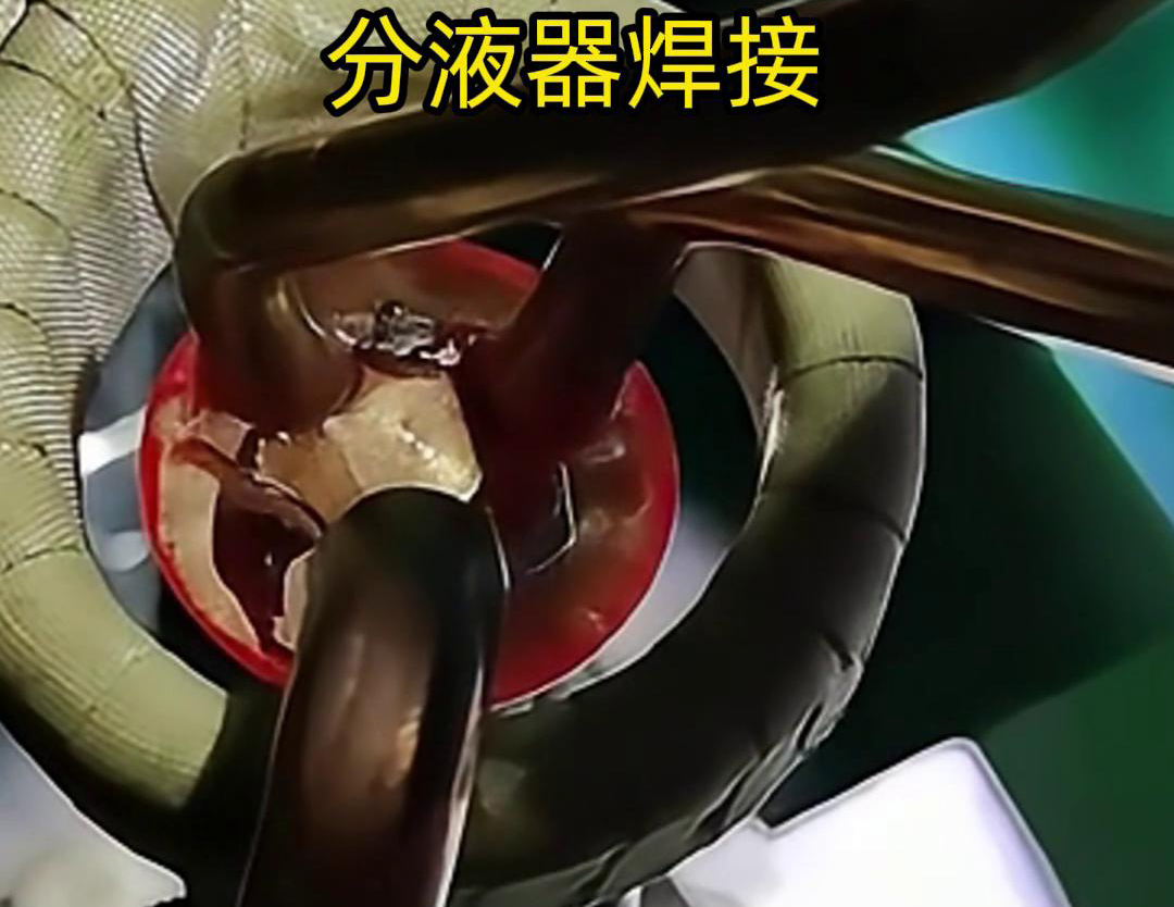 分液器銅管的高頻焊接是一種利用高頻電流在工件中產(chǎn)生熱效應(yīng)，使接觸部位熔化，形成永久連接的工藝