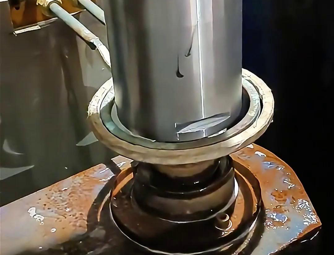高頻淬火機床具有多個顯著的優(yōu)點，淬火速度快，通常只需幾秒鐘即可完成淬火過程