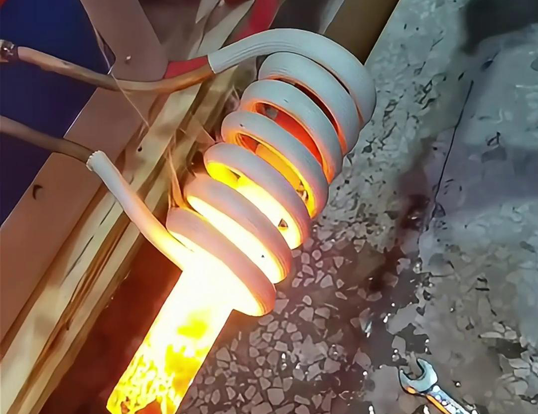 鐵棒的高頻加熱具有效率高、速度快、操作簡單等優(yōu)點，廣泛應(yīng)用于金屬材料加工