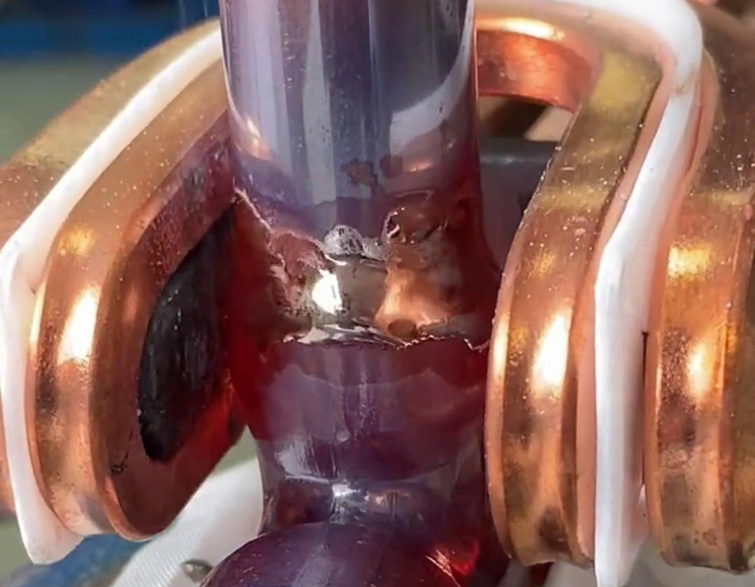 這就是手持式高頻焊機(jī)焊接銅管的效果，有了它，可以放棄大部分火焰焊接場(chǎng)合了