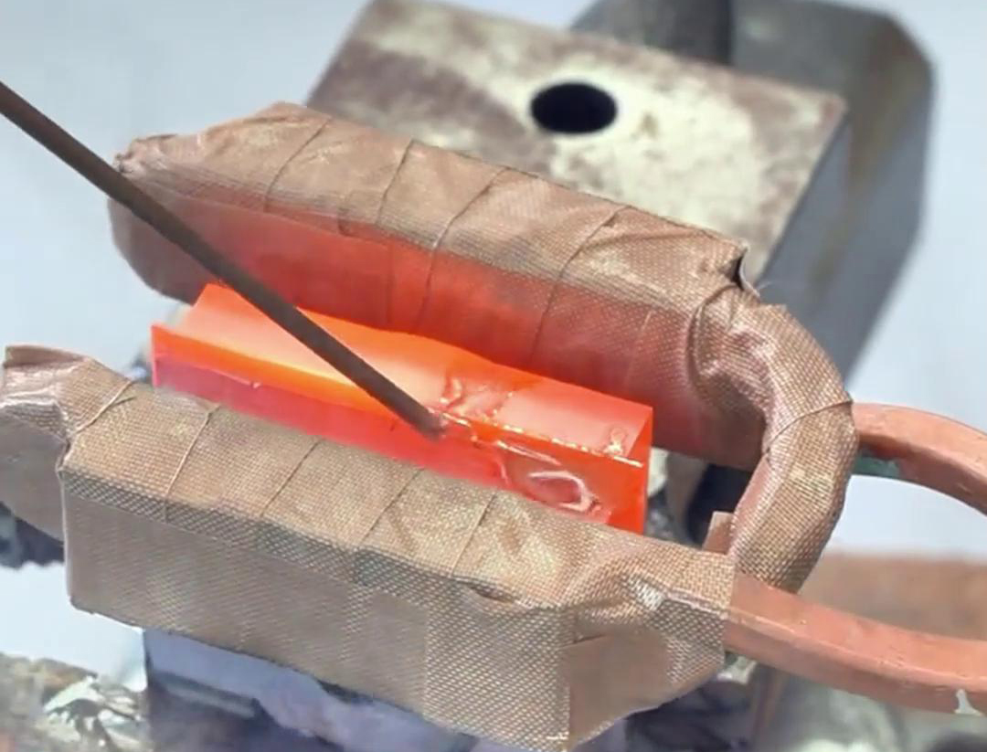 高頻焊接機(jī) 采用高頻振蕩技術(shù)，可以實(shí)現(xiàn)快速、高效的銅板焊接