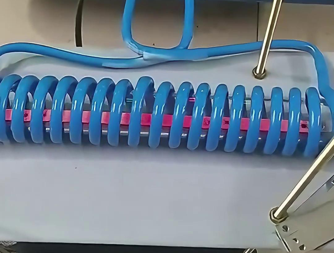 定制的高頻退火機(jī)，主要用于雙孔墊片在線退火使用