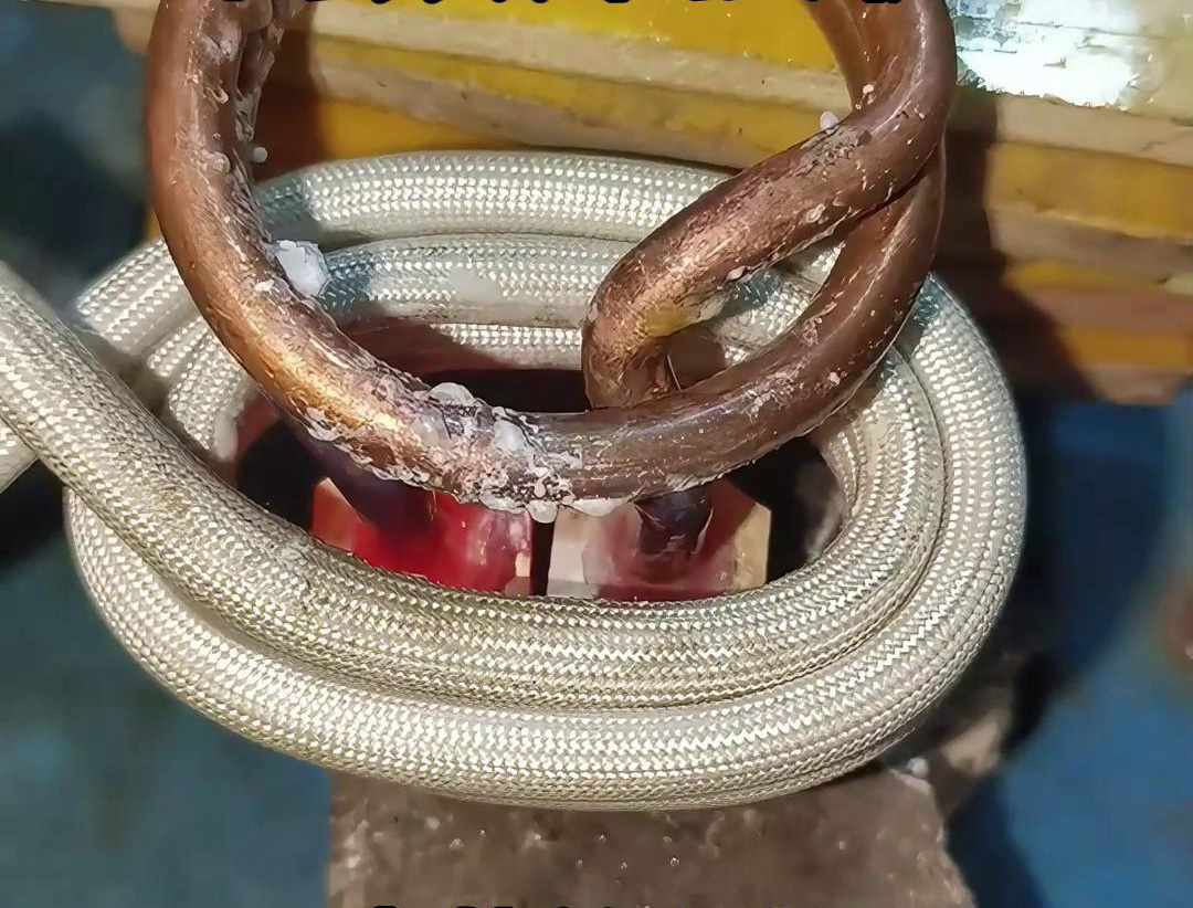 高頻焊接機(jī)能夠?qū)㈦姛峁艿淖香~和黃銅加熱到焊接溫度，提高了焊接效率