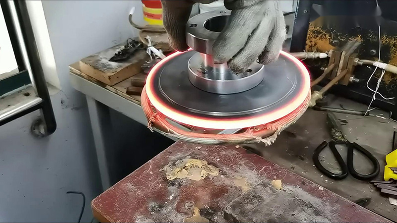 高頻退火機(jī)，通過更換線圈可以對不同規(guī)格形狀的不銹鋼工件進(jìn)行退火熱處理