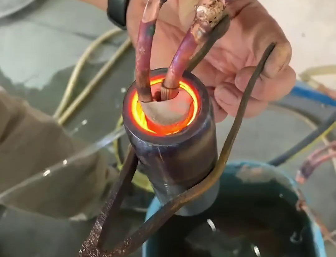 您要做內孔熱處理嗎？那么這臺高頻加熱機就是您想要找的設備