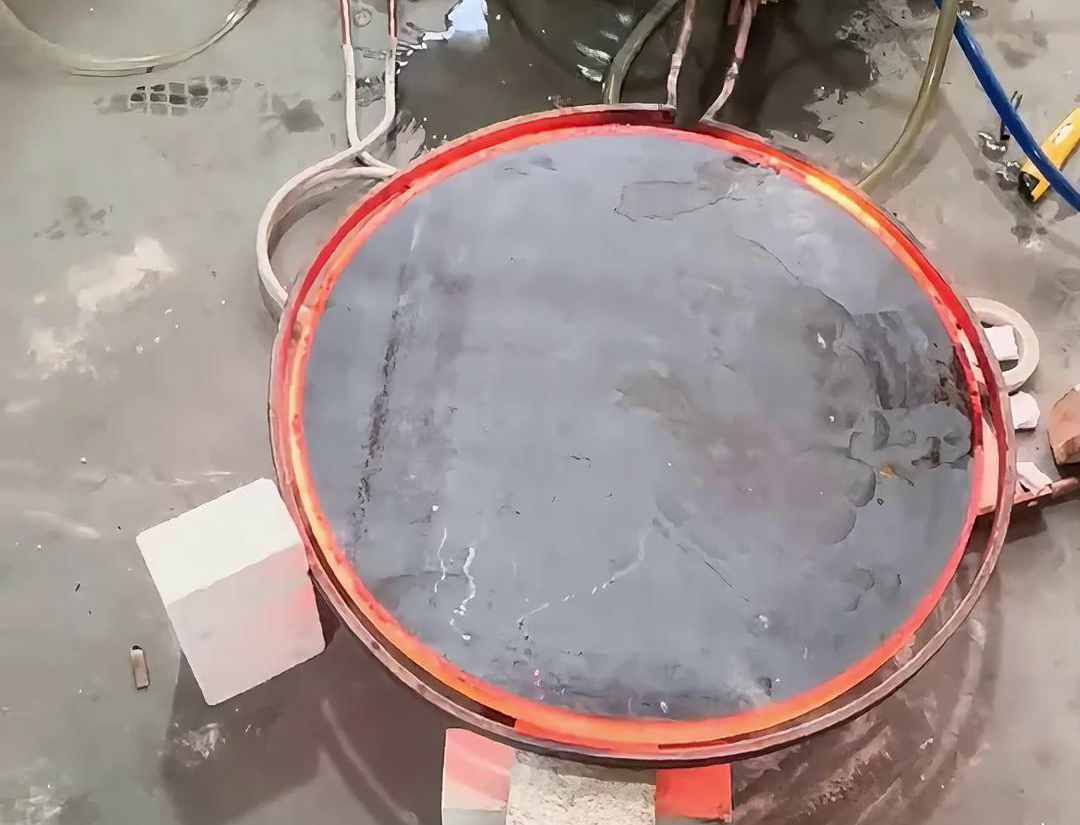 超音頻感應(yīng)加熱設(shè)備對(duì)直徑700mm、厚度20mm的圓形鐵餅加熱至900度