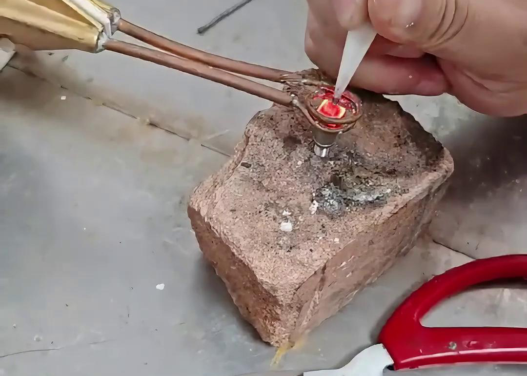 超高頻焊機憑借其獨特的工作原理和優(yōu)勢，在鎢鋼焊接方面表現(xiàn)出色