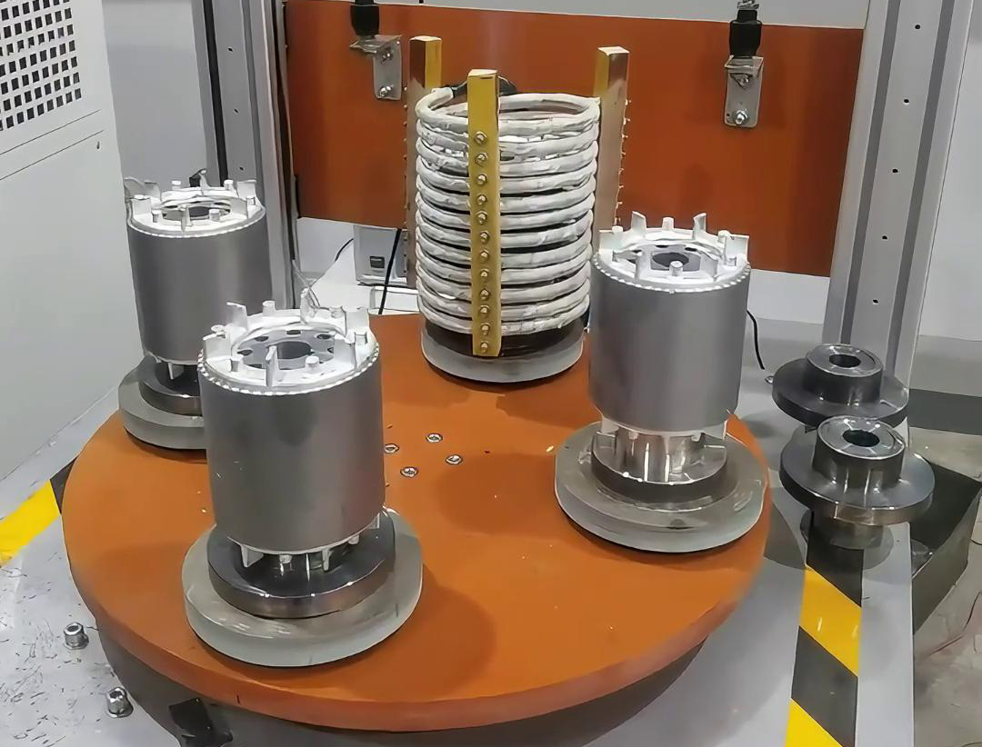 一套人工操作半自動電機(jī)轉(zhuǎn)子熱套設(shè)備，它由高頻感應(yīng)加熱設(shè)備組合而成