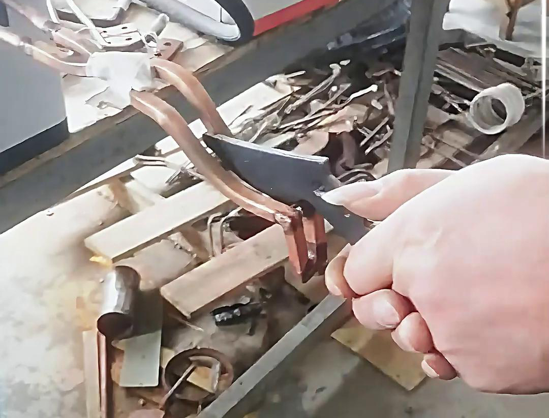 刀具淬火，根據(jù)工藝要求可以選擇高頻淬火機(jī)或者超高頻淬火設(shè)備