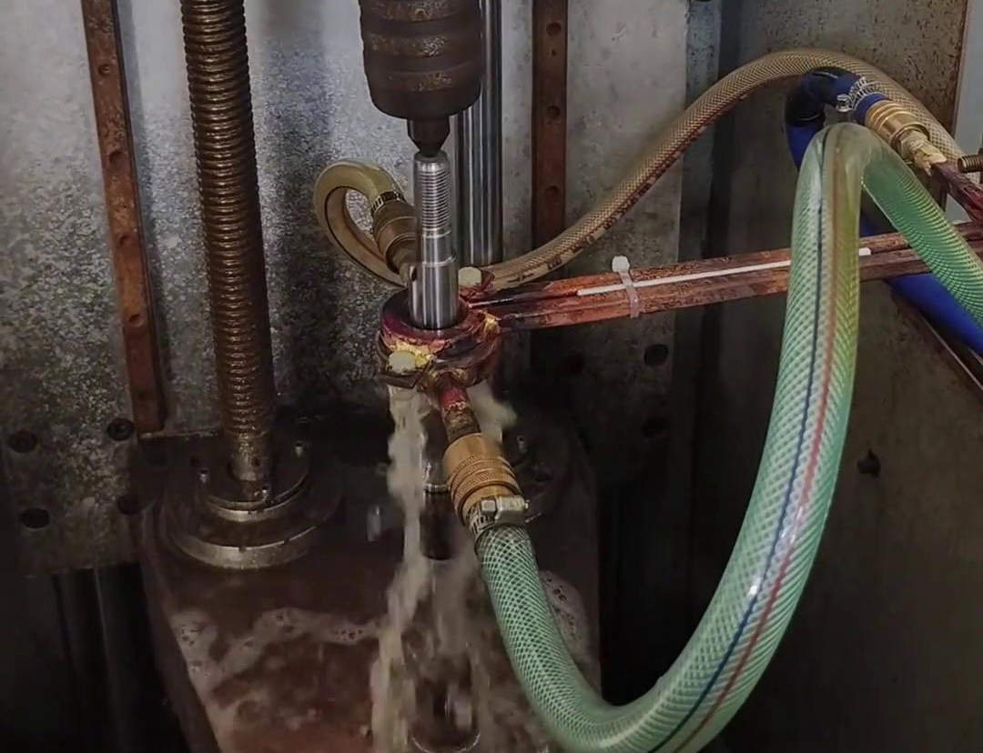高頻淬火機(jī)床可以根據(jù)電機(jī)軸尺寸和淬火要求，實(shí)現(xiàn)自動(dòng)化操作淬火