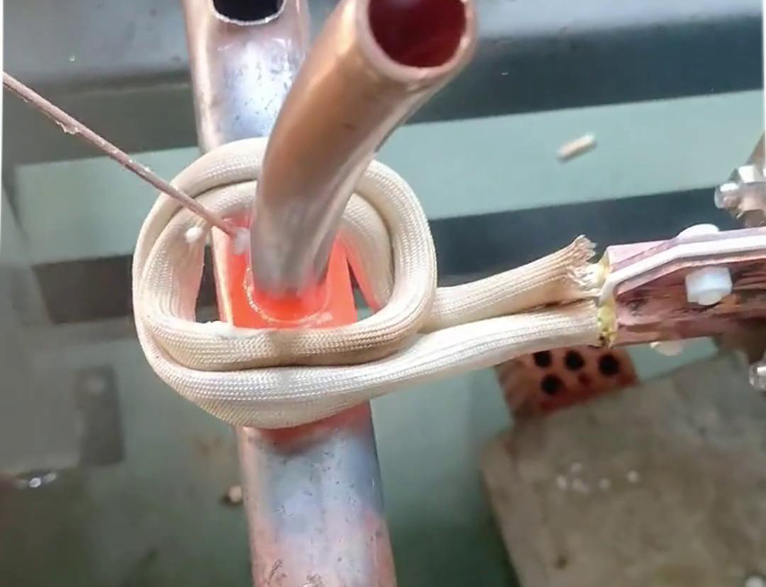 這款手持式高頻焊機就不一樣了，它焊接銅管操作簡單，新手幾分鐘就能學(xué)會