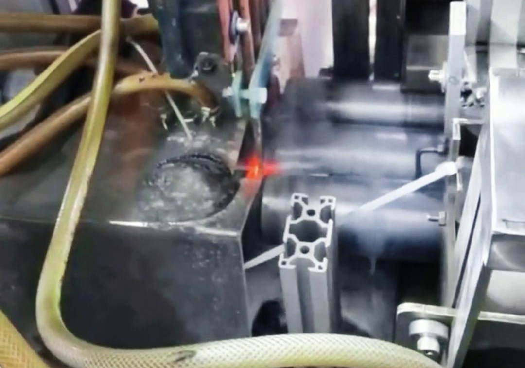 臥式高頻淬火機(jī)床主要應(yīng)用于軸類、盤類及各類精密復(fù)雜零件的表面硬化處理