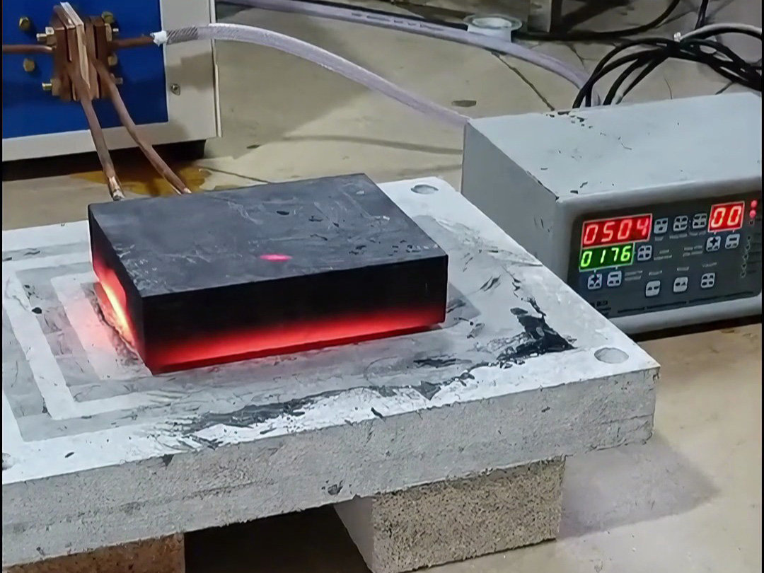 石墨模具加熱就使用高頻加熱機(jī)，導(dǎo)磁材料都可以高頻加熱