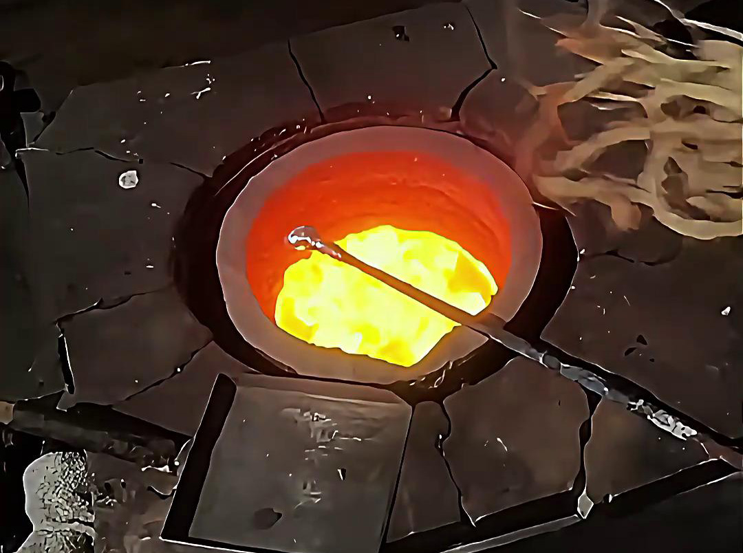 中頻熔煉爐熔化銀粉，根據(jù)需求配熔煉量大小